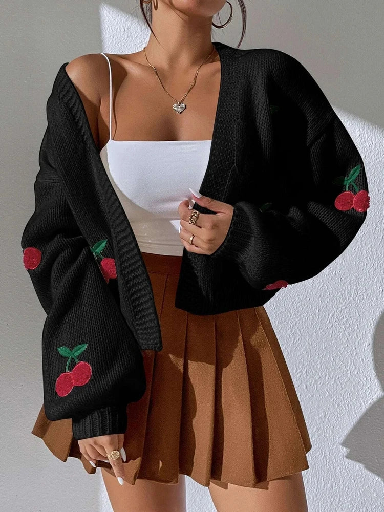 Cardigan de malha preto com bordado de cerejas ombro descaído – Trivelle