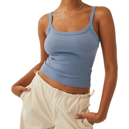 Top cropped sem mangas azul lavanda vestido por modelo – Trivelle