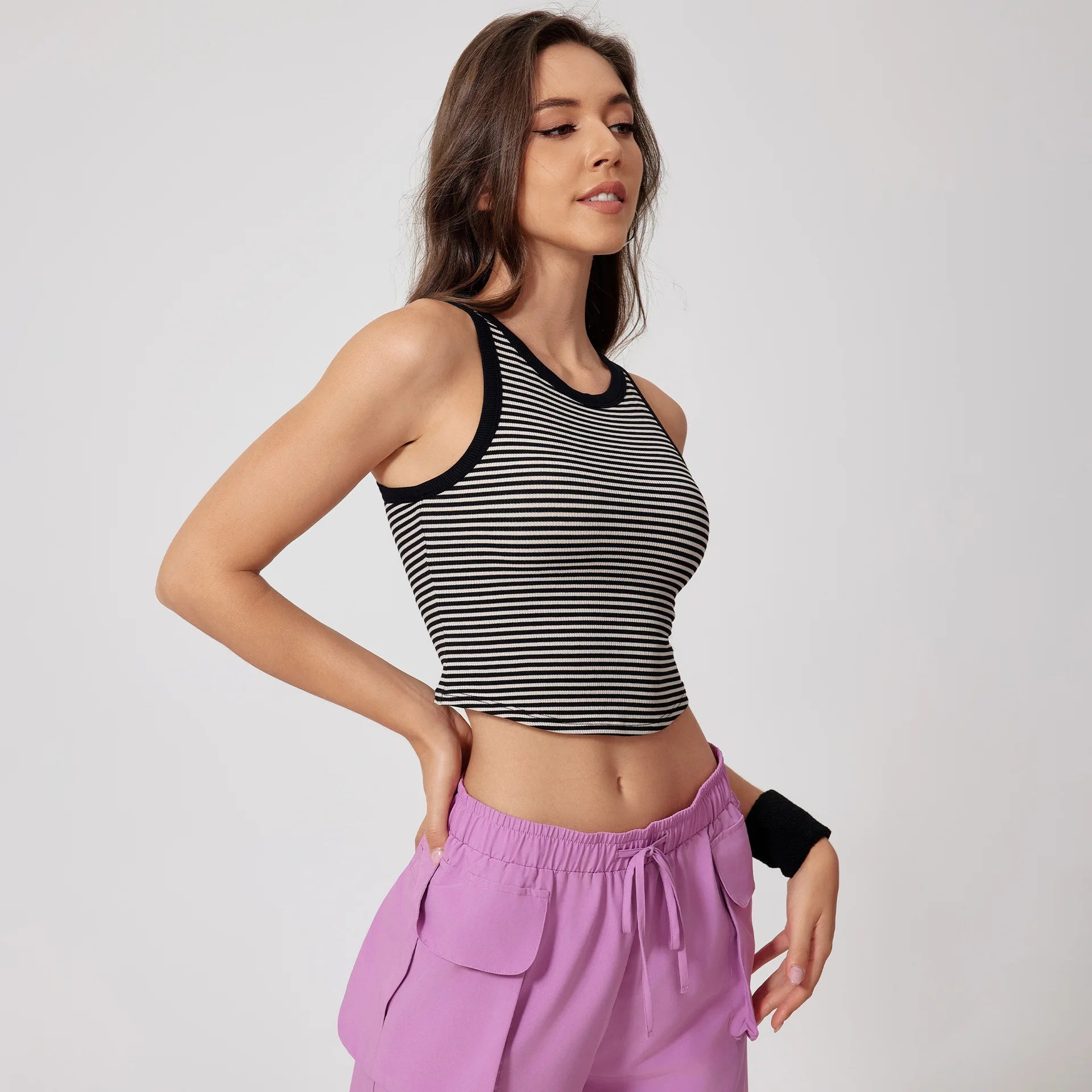 Top desportivo riscas preto e branco com sutiã integrado vestido por modelo – Trivelle