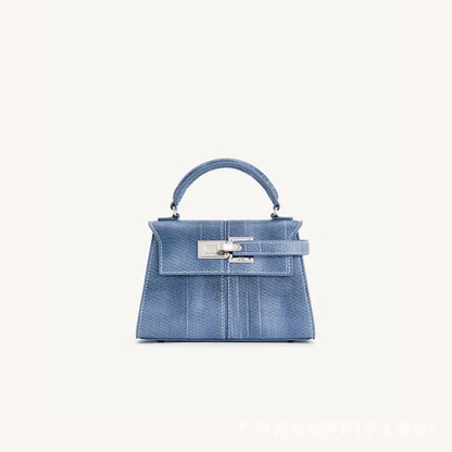 Mala trapezoidal em couro genuíno azul claro com fecho metálico – Trivelle