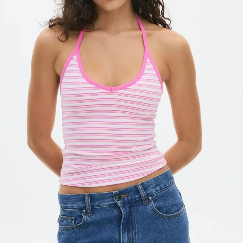 Top halter riscas rosa vestido por modelo – Trivelle