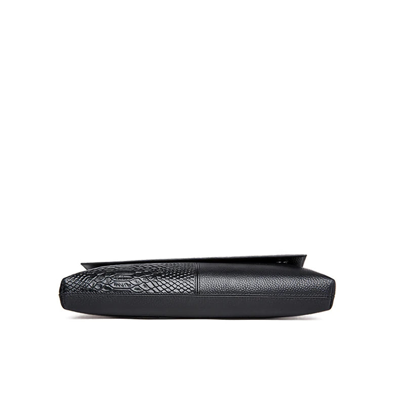 Mala crossbody preta em PU leather textura crocodilo vista lateral – Trivelle