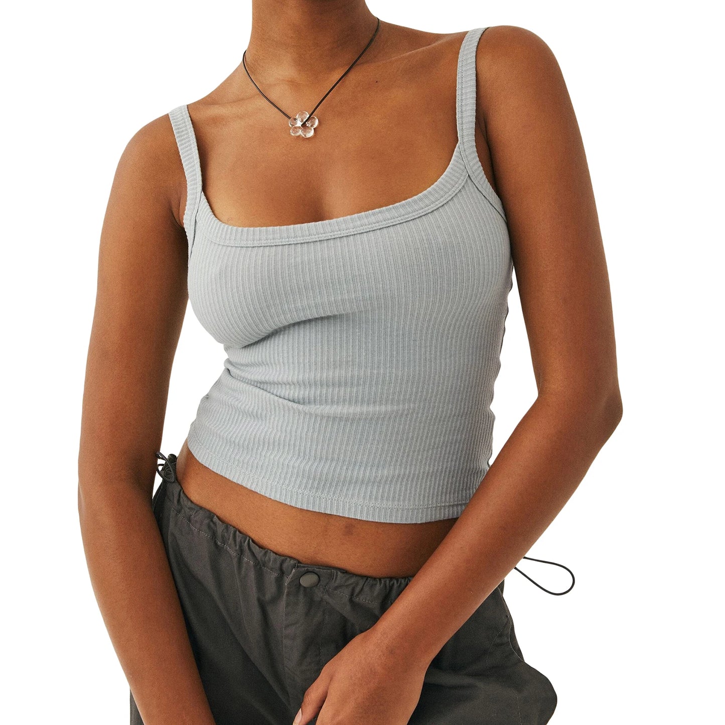 Top cropped sem mangas cinzento prateado vestido por modelo – Trivelle