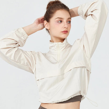 Casaco Corta-Vento Cropped com Gola Alta