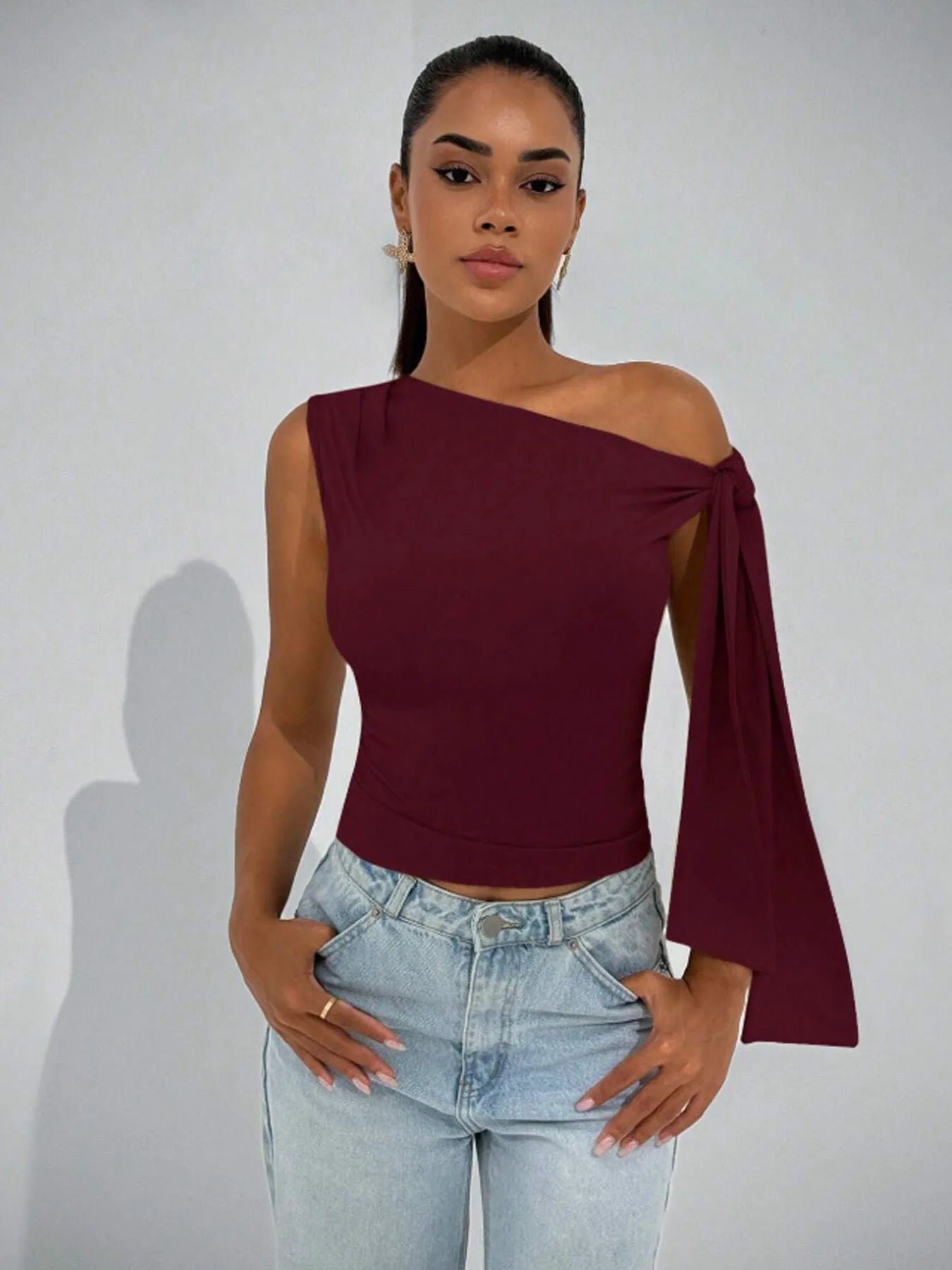 Blusa Sem Mangas com Decote Assimétrico & Nó