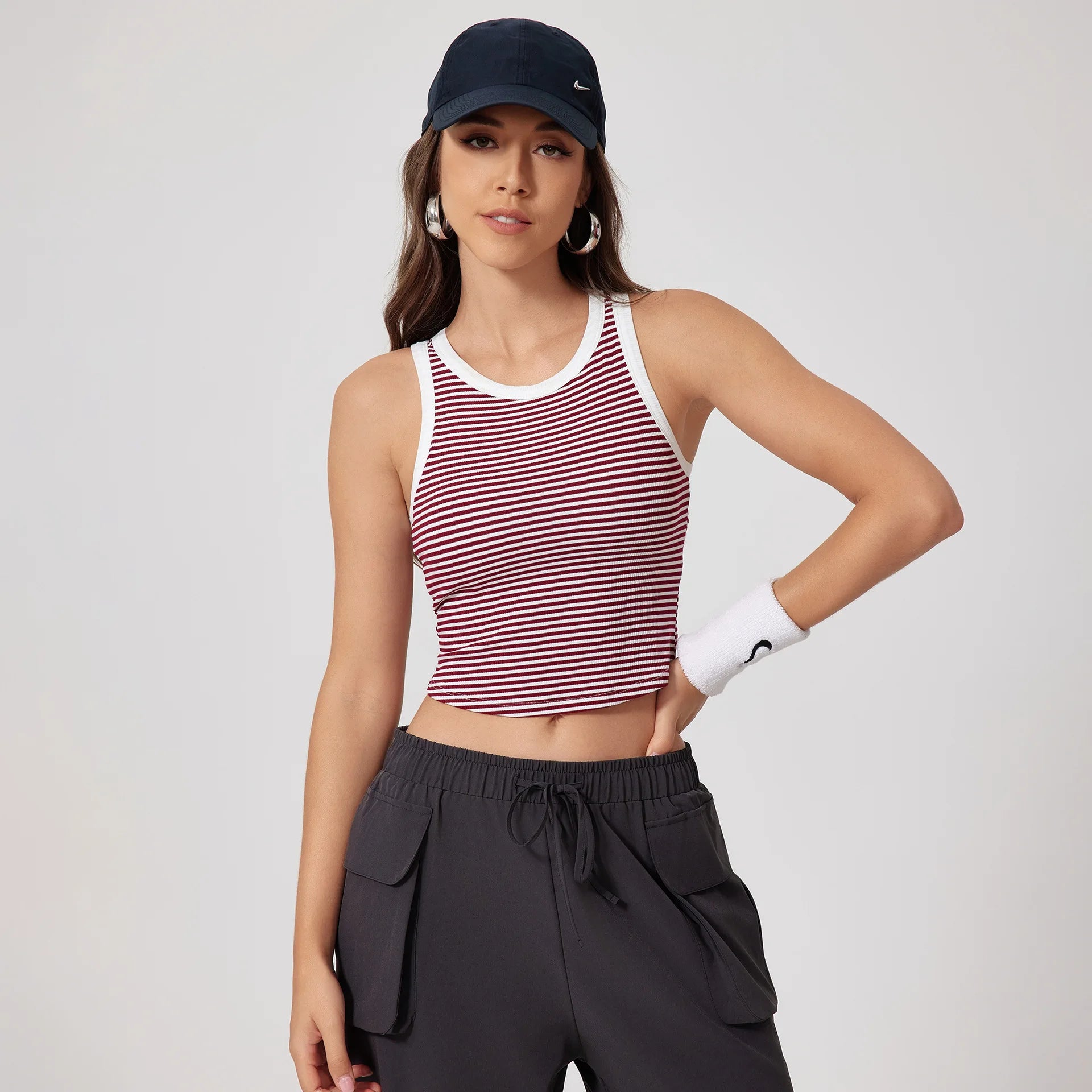 Top desportivo riscas vermelho e branco com sutiã integrado vestido por modelo – Trivelle