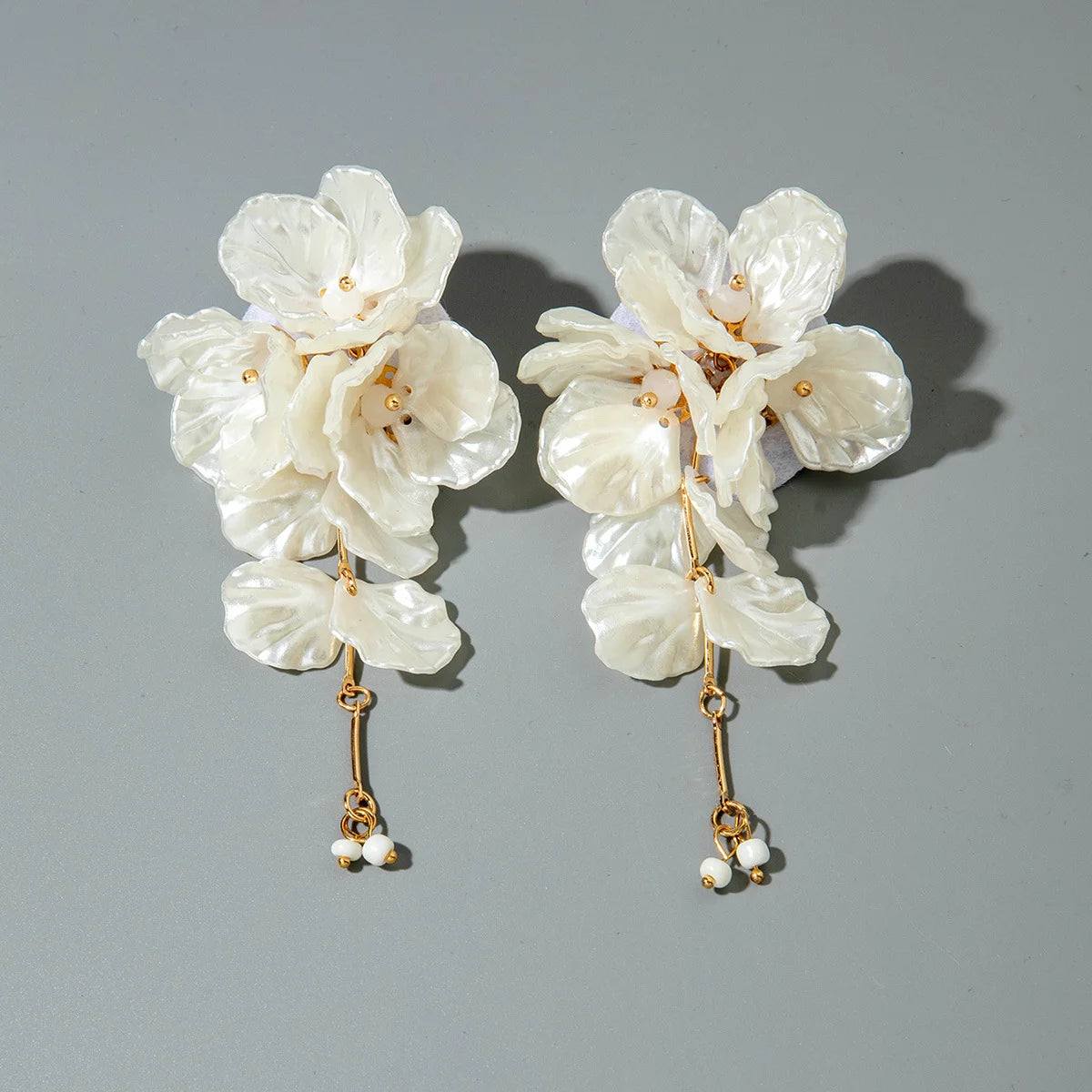 Brincos Pendentes Flor Branca em Camadas