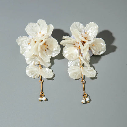 Brincos Pendentes Flor Branca em Camadas