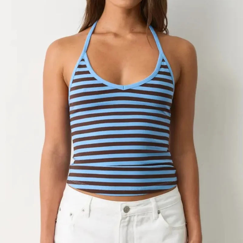 Top halter riscas azul e castanho vestido por modelo – Trivelle