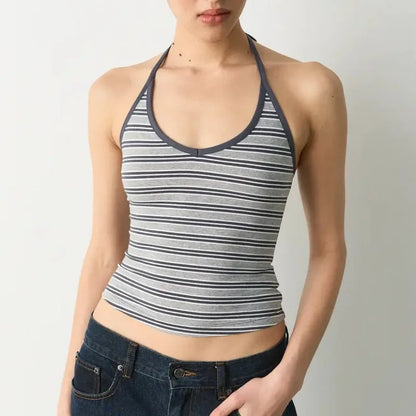 Top halter riscas cinzento e preto vestido por modelo – Trivelle