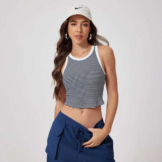 Top desportivo riscas azul marinho com sutiã integrado vestido por modelo – Trivelle