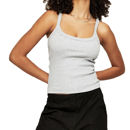 Top cropped sem mangas cinzento claro vestido por modelo – Trivelle