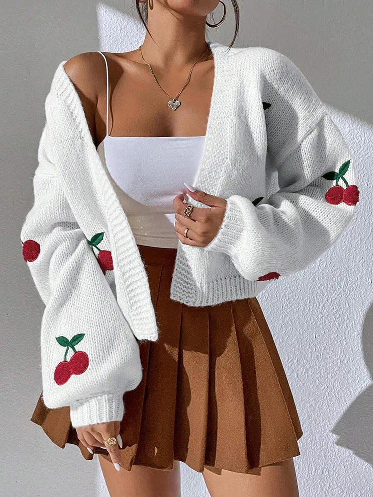 Cardigan de malha branco com bordado de cerejas ombro descaído – Trivelle