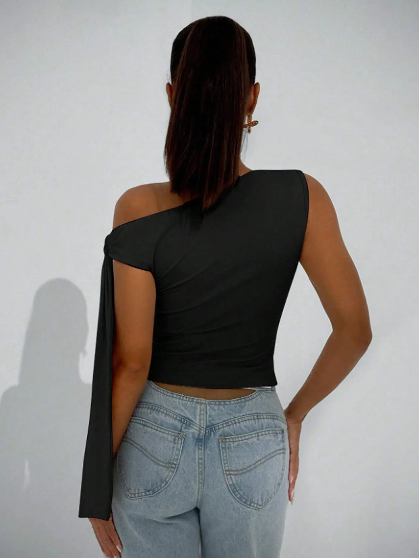 Blusa Sem Mangas com Decote Assimétrico & Nó